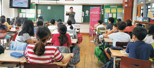 NH농협은행 서울강서사업부는 26일 서초구에 위치한 서일초등학교에서 5학년 학생 80여명을 대상으로'행복채움금융교육'을 실시했다. NH농협은행 제공